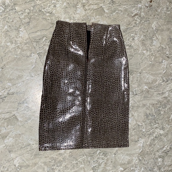 High waisted skirt just like the picture size small - Picture 4 of 5